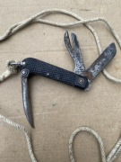 Brytyjski SCYZORYK CHURCHIL 1944 rok oryginalny sznurek