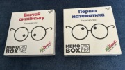 W każdym zestawie znajdują się dwie gry karciane