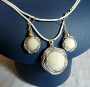 Biały koral, kule w drucie, oryginalna biżuteria, wire wrapping