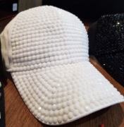 BIAŁA CZAPKA Z DASZKIEM JOKEJKA CYRKONIE