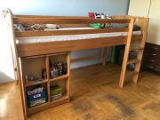 Łóżko piętrowe, lite drewno, z biurkiem i komodą.