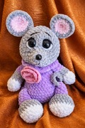Ręcznie robiona szydełkowa myszka – miękka zabawka handmade