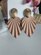 Kolczyki liście Fashion Jewelry metalowe beżowe nude ze złotym na sztyfty