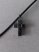 Wisiorek z geometrycznym krzyżykiem