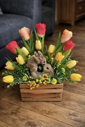 Wiosenna dekoracja wielkanocna z zajączkiem – kosz z kwiatami