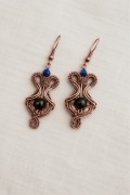Miedziane, ręcznie robione kolczyki z turmalinem i lapisem