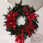 Wieniec wianek na drzwi świąteczny czerwony rośliny stabilizowane i suszone