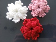 Kwiatki, gwiazdki 3D z włóczki - aplikacje - ozdoby  - breloczki -