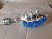 Statek w dużej żarówce 28 cm dł.