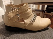 Buty botki beżowe na klamry z łańcuchem r. 40