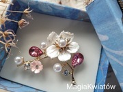 Broszka kwitnąca gałązka biel i róż 