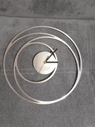 Zegar ścienny ze stali nierdzewnej, nowoczesny design.