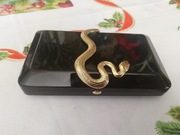 Czarna kopertówka Kilian z wężem.