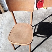 Krzesło drewniane stare. z czasów PRL ory ginalne  Radomsko stan b  dobry