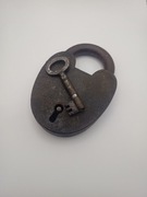 Stara zabytkowa kłódka z kluczem 