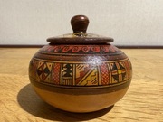 Ceramiczna cukiernica ręcznie malowana etniczna z pokrywką