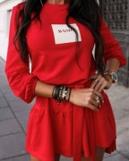 Czerwona sukienka z napisem z falbanką  M / L