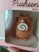 Pusheen czekoladowy z roladą figurka 
