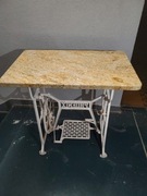 Stolik granitowy Kashmire gold na podstawie maszyny Phoenix - zabytkowa 