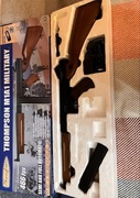 Replika pistoletu maszynowego Thompson M1A1, licencjonowana przez Cybergun
