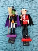  2 drewniane figurki dziadki do orzechów, czarownica i wampir, 25 cm