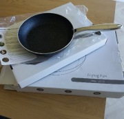 Patelnia 24 cm z powłoką marmurkową.