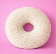 Poduszka do piercingu donut do przekłuwania uszu okrągły Baranek  34 cm 