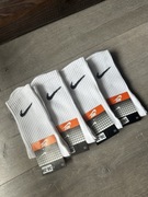 białe skarpetki nike