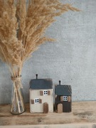 Zestaw drewnianych domków beż i brąz dekoracja