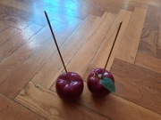Stare ozdoby dwa plastikowe jabłuszka na patyku 