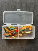 Pudełko Gum na Okonia – 40 Sztuk Przynęt + Główki Jigowe – 75 zł