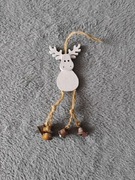 Drewniana zawieszka w kształcie renifera z dzwoneczkami