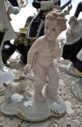 Gerold Tettau figurka chłopiec,  putto   , porcelana 