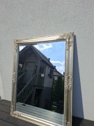 Ekskluzywne lustro w rzeźbionej ramie