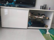 Biała szafka RTV z podświetleniem 
