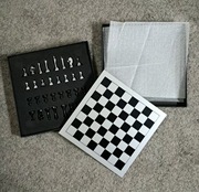 Metalowy zestaw szachów podróżnych