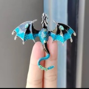 Broszka z niebieskim smokiem 