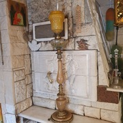 Sprawna masywna=kamienna lampa naftowa=wys. 90 cm.