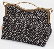 Ręcznie szyta torebka z metalowym zapięciem