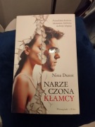 NARZECZONA KŁAMCY NINA DUNST