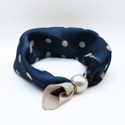Naszyjnik z chustki z perłą szklaną scarf necklance na magnes - niebieska