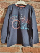 granatowa koszulka z nadrukiem