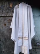 Biały Ornat ze złotym pasem 