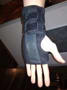 Stabilizator z szyną nadgarstka lewej dłoni.