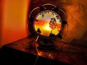 Mosiężna lampka nocna z szklanym pejzażem