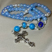 Różaniec ręcznie robiony z błękitnych koralików – elegancki, piękny