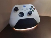 Stand pada Xbox series one świecący
