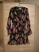 Urocza czarna kwiecista sukienka z długim rękawem 