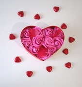 Box - serce z różowymi różami. Walentynki. Prezent.