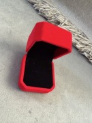 Czerwone pudełko na pierścionek zaręczynowy, biżuterię; welurowe